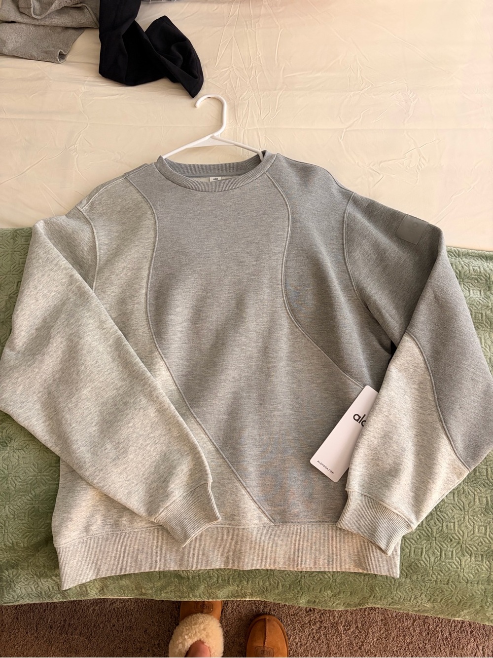 ALO Yoga Crewneck Sweatshirt in Light Gray